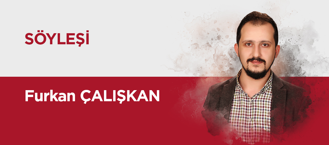Kurban ibadetinin derin anlamını; dinî vecibelerimiz haricinde de Allah’la kurduğumuz münasebetin önemli bir frekansı olarak düşünürüm. Dünyayla, dünyaya ait olanla, dünyada kalacak olan nesnelerle kurduğumuz ilişkileri bir teraziye koymaktır kurban. 
